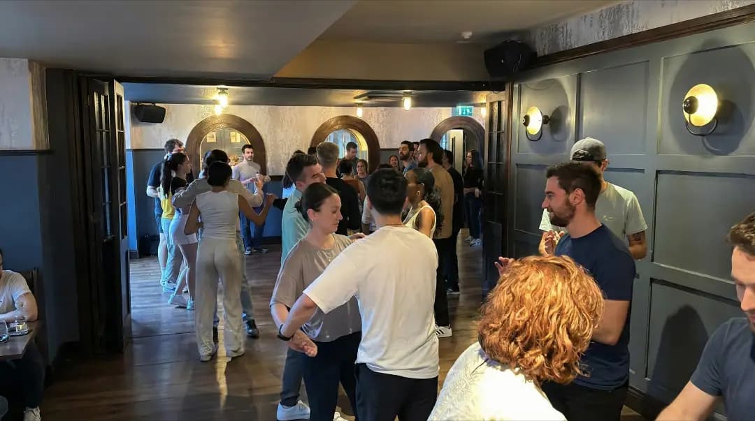 Infographic helping beginners choose between Cuban Salsa, Line Salsa, and Sensual Bachata