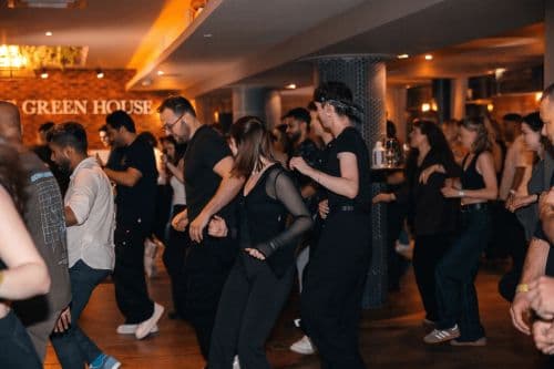 What Are the Basic Steps of Salsa Cubana?